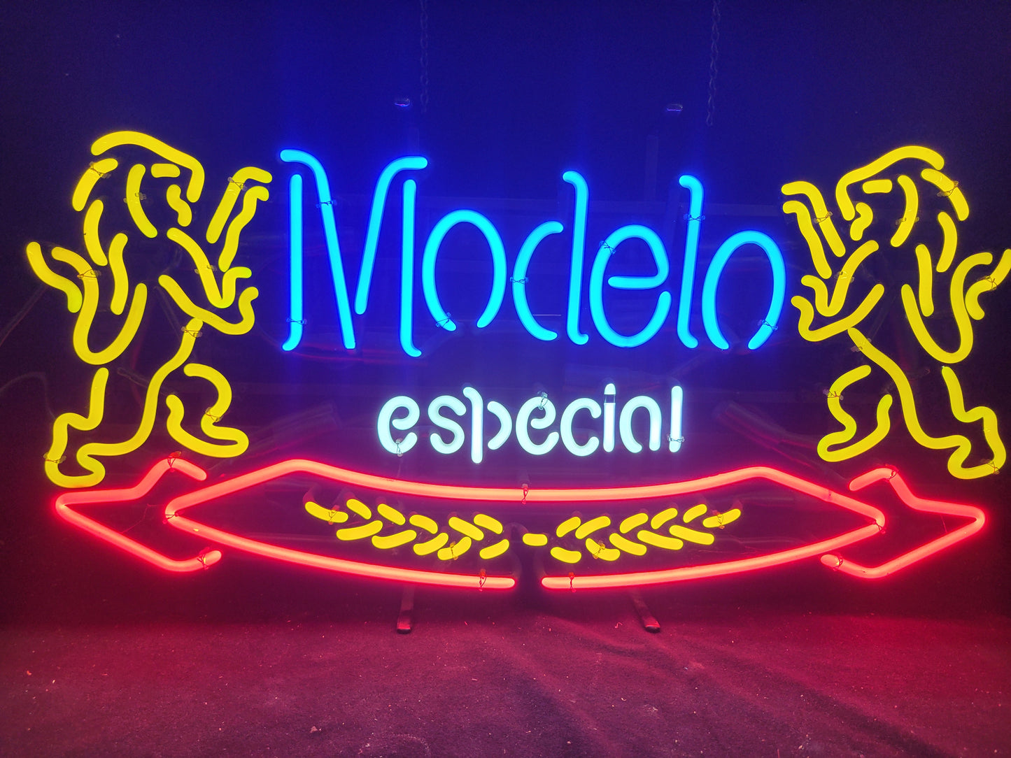 Modelo especial two lions Imported neon beer sign
